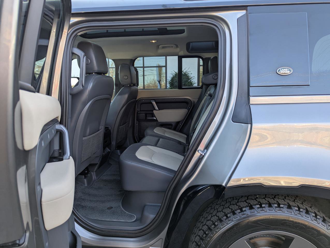 Used 2023 Land Rover Defender 110 X-Dynamic SE image 41