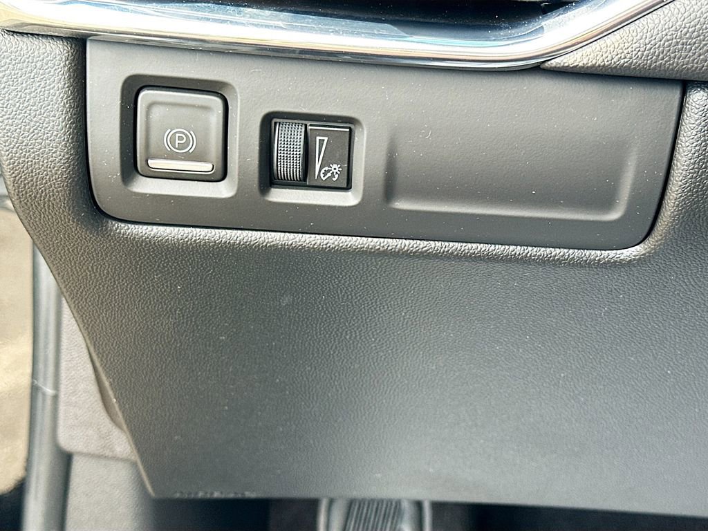 Used 2023 Cadillac XT4 Luxury w/ Cold Weather Package image 10