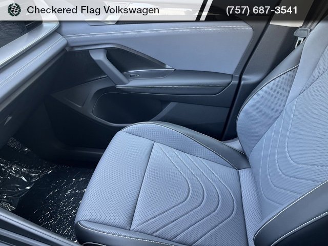New 2025 Volkswagen Tiguan SE image 45