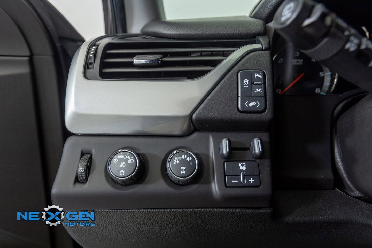 Used 2020 Chevrolet Suburban LT w/ Luxury Package image 13