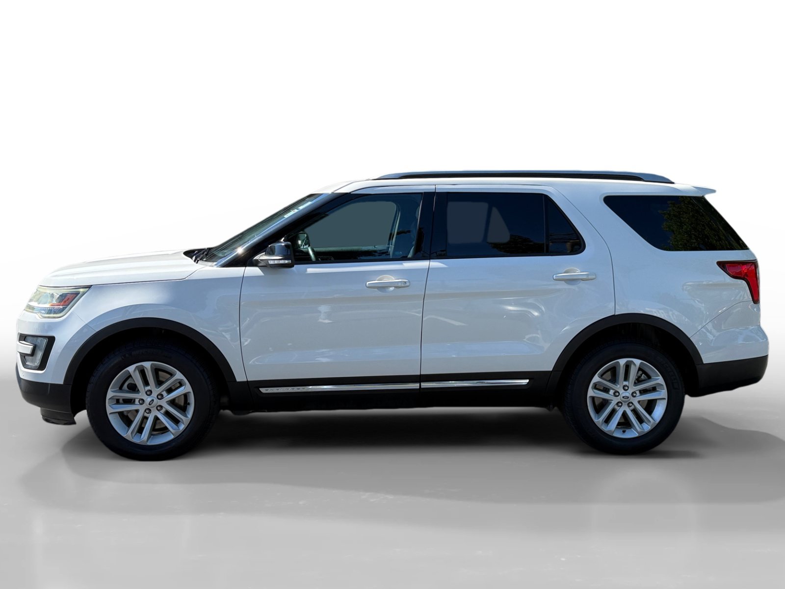 Used 2016 Ford Explorer XLT w/ Equipment Group 202A FWD image 2
