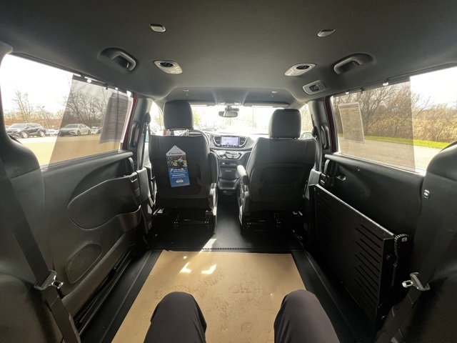 Used 2025 Chrysler Voyager LX image 20