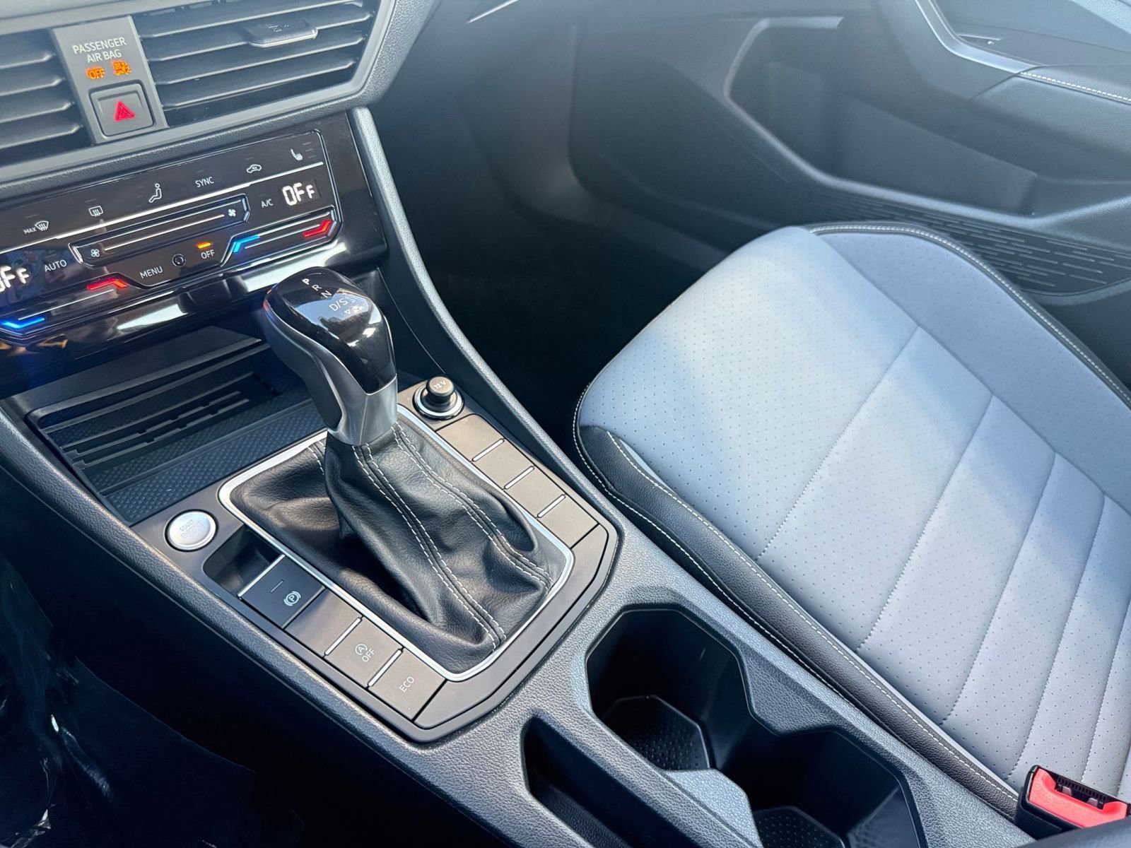 Used 2025 Volkswagen Jetta SE image 42