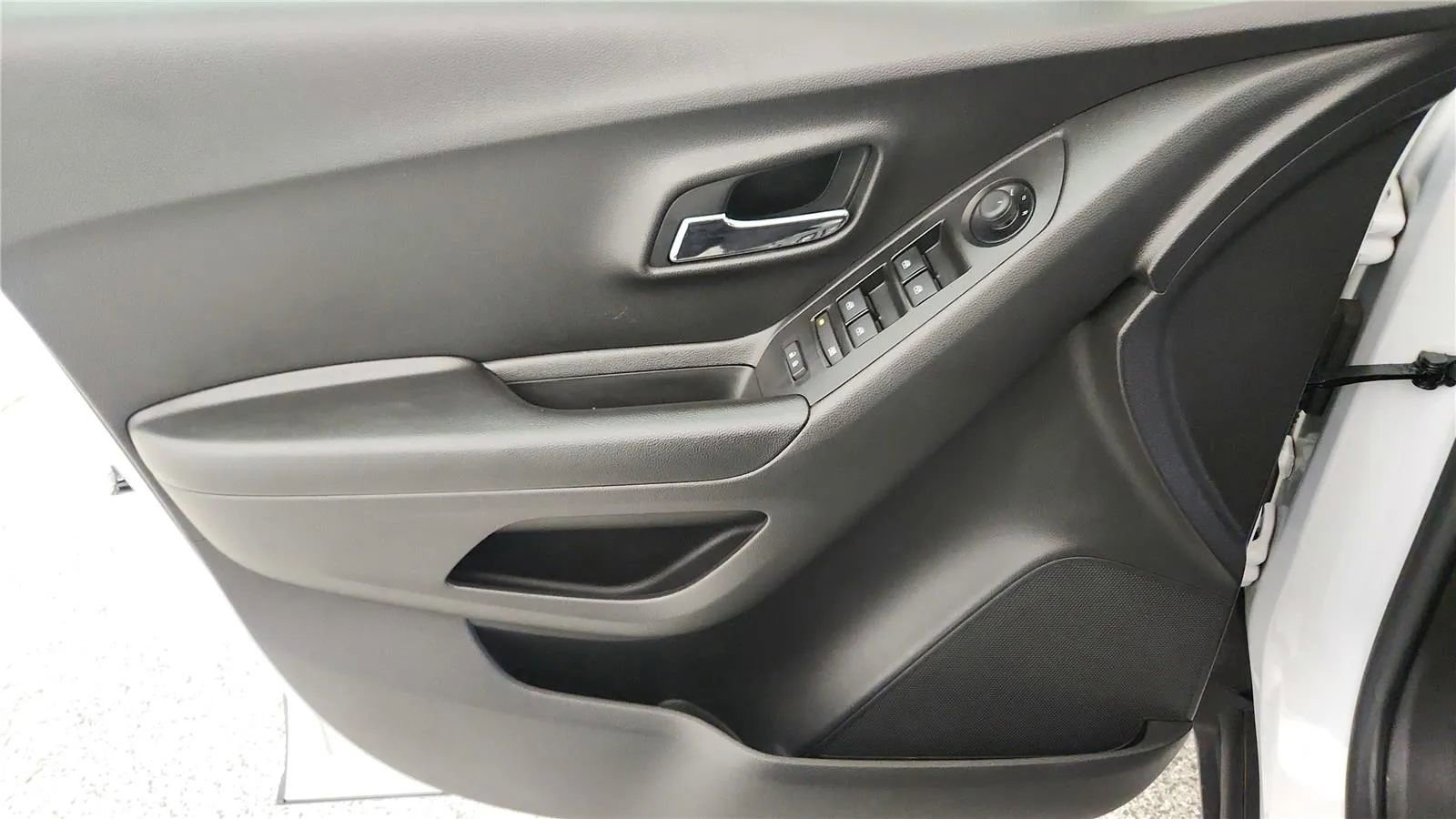 Used 2021 Chevrolet Trax LT w/ LT Convenience Package image 31