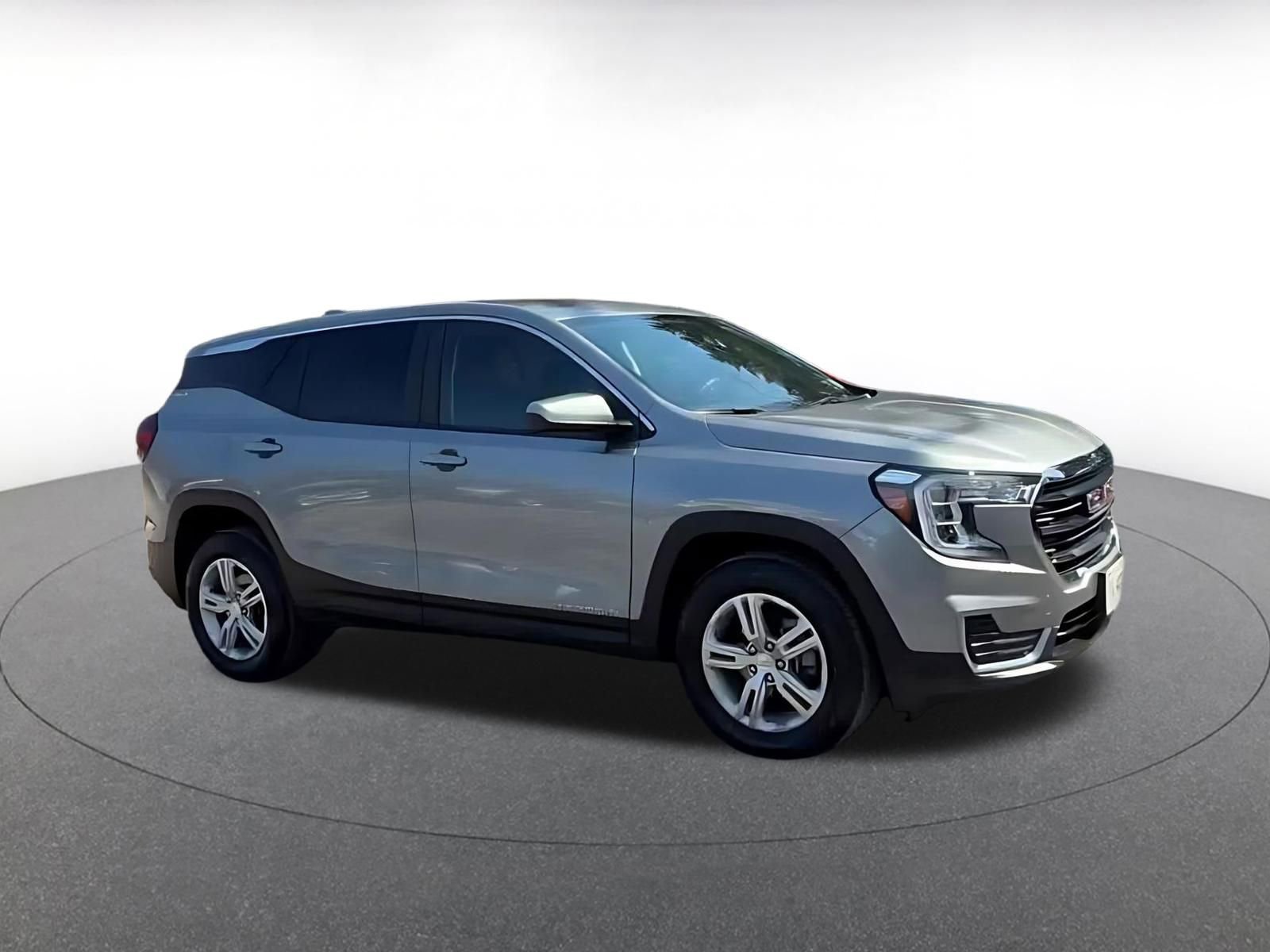 Used 2024 GMC Terrain SLE image 2