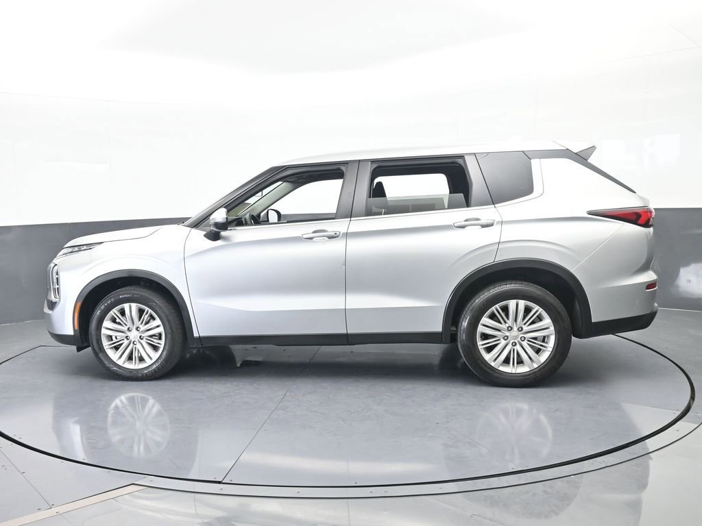 Used 2024 Mitsubishi Outlander ES image 3