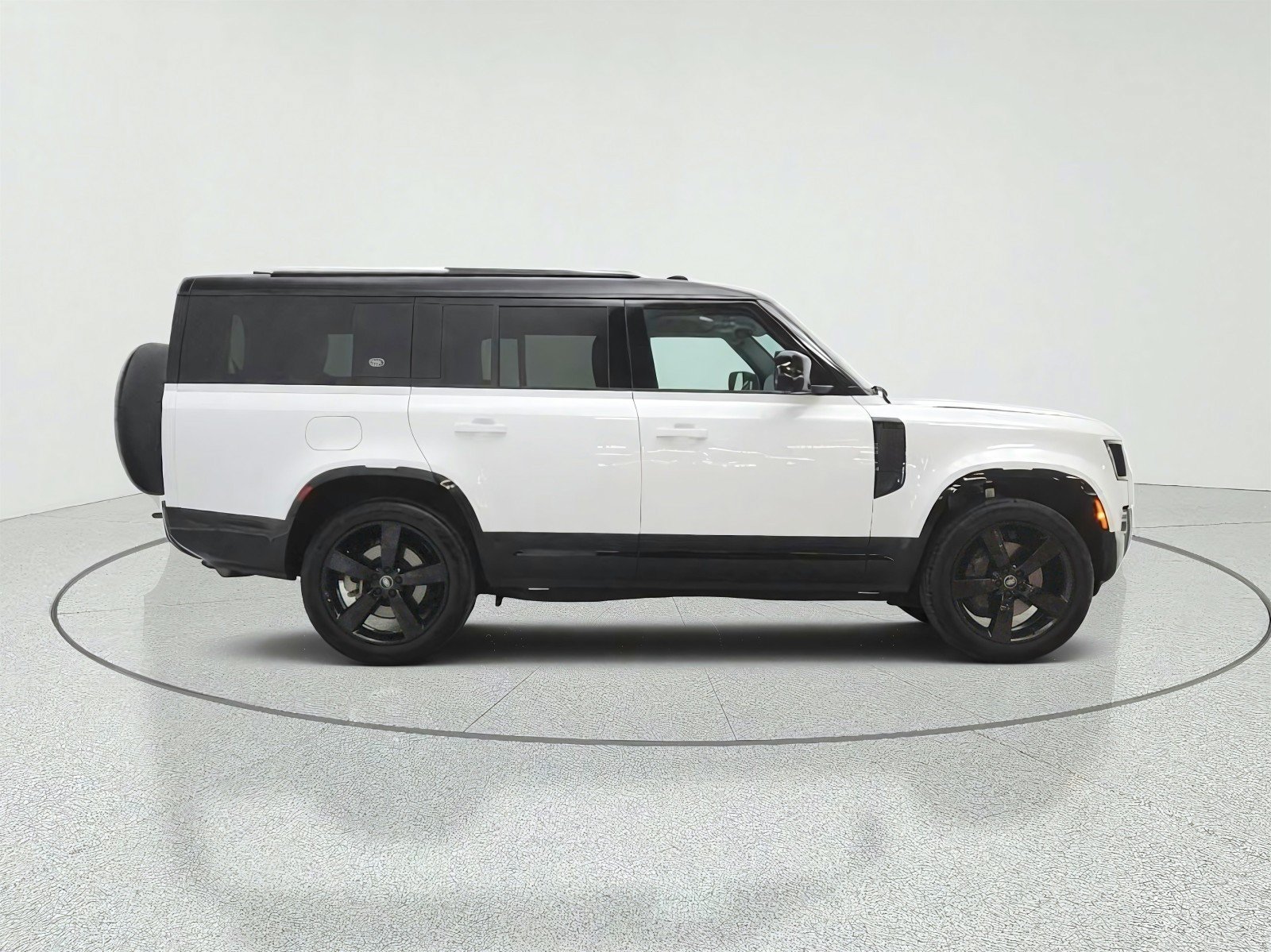 Used 2024 Land Rover Defender 130 X-Dynamic SE AWD/4WD image 4