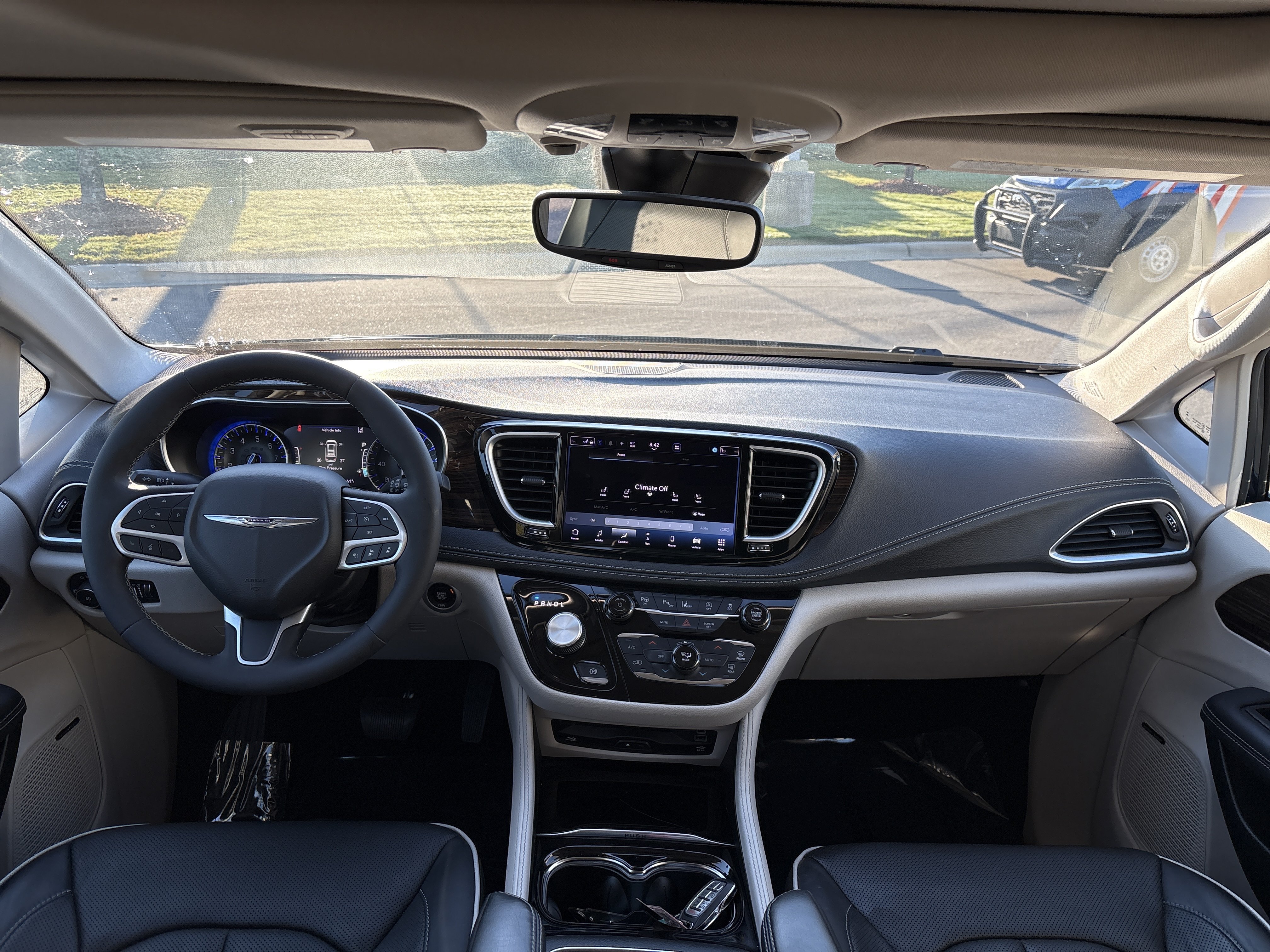Used 2023 Chrysler Pacifica Limited w/ Uconnect Theater Family Group AWD/4WD image 21