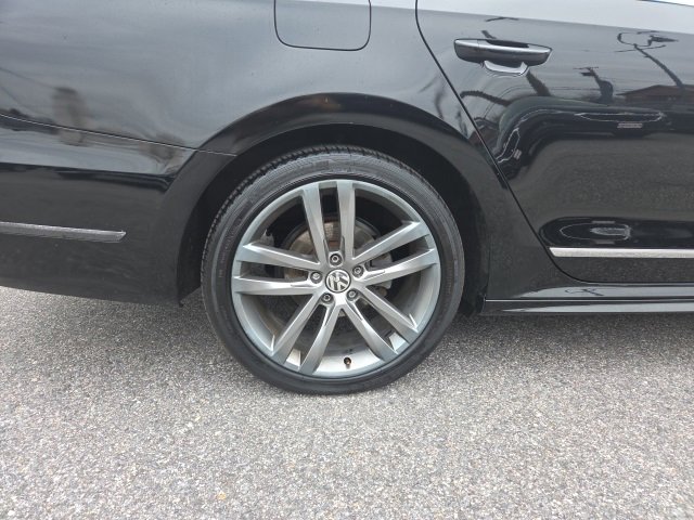 Used 2016 Volkswagen Passat 1.8T R-Line w/ R-Line Lighting Package image 27