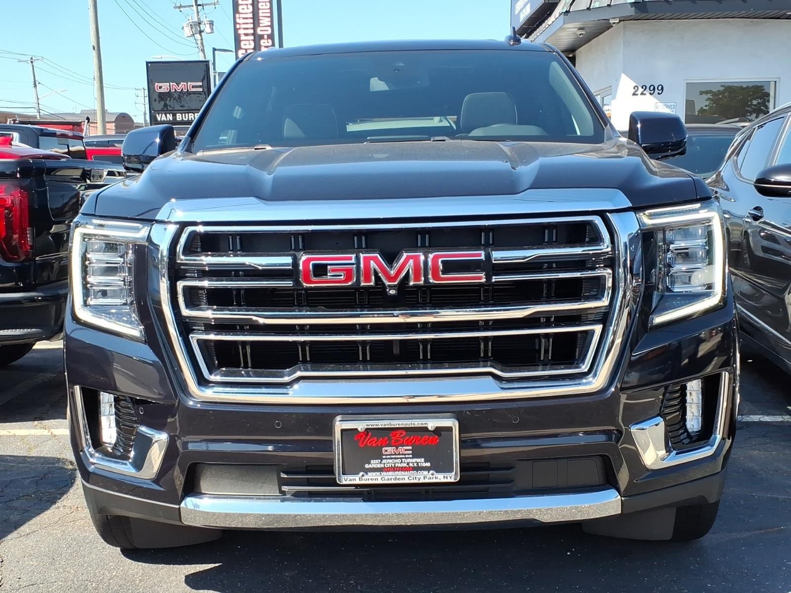 Used 2023 GMC Yukon XL SLT w/ SLT Premium Package AWD/4WD image 2