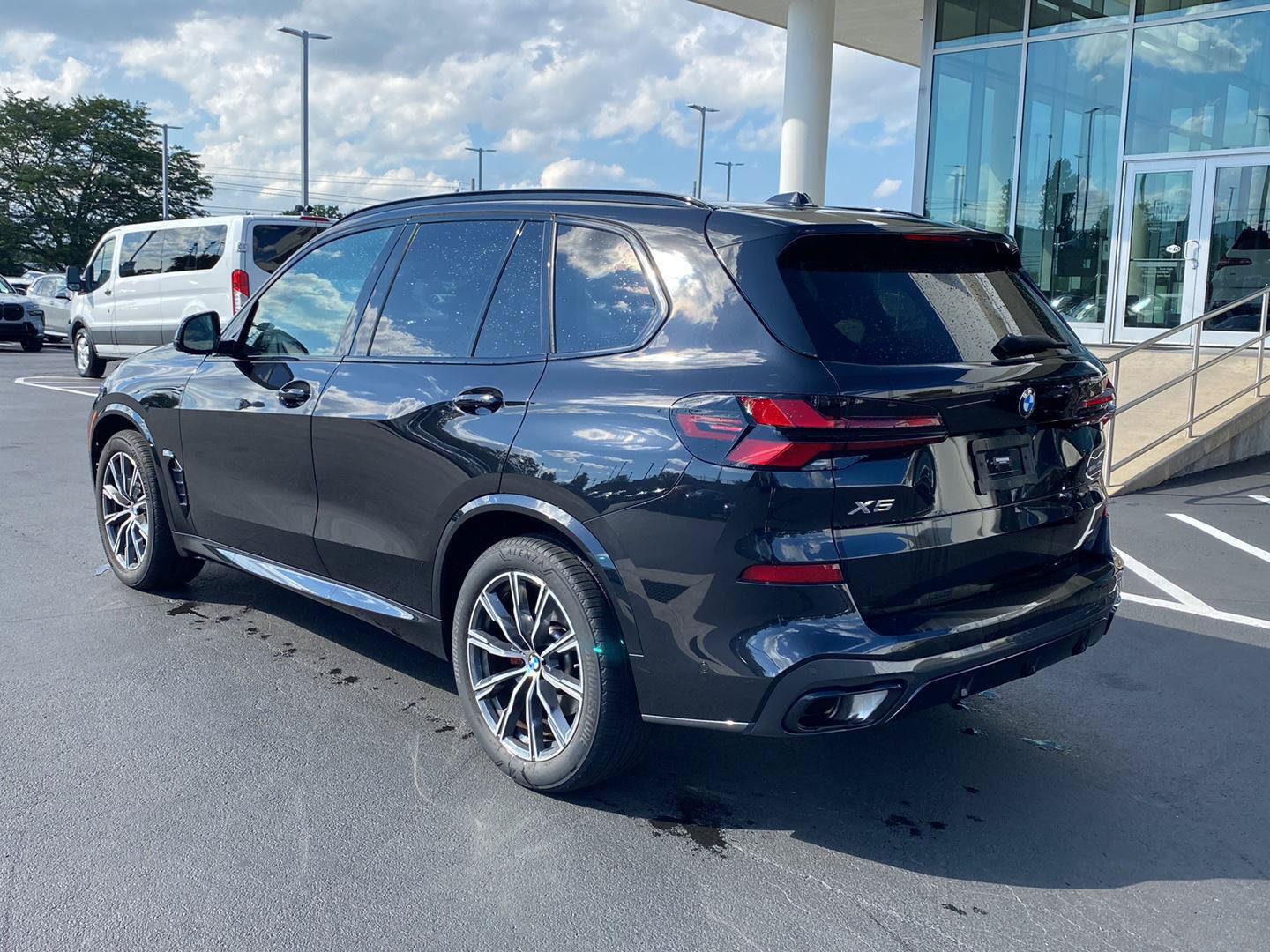 Used 2024 BMW X5 xDrive40i w/ M Sport Package AWD/4WD image 5