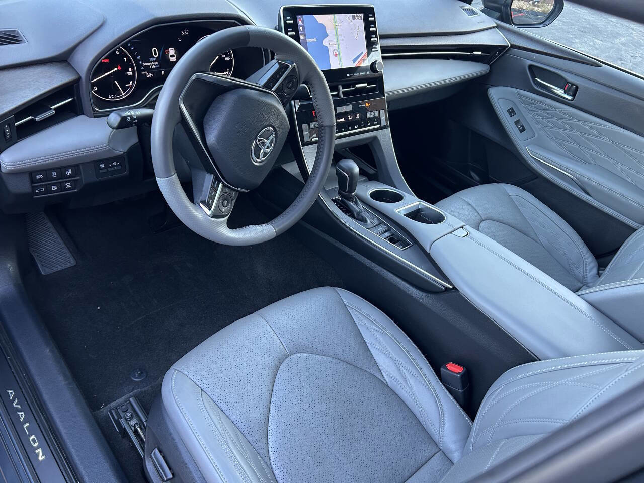 Used 2020 Toyota Avalon Limited image 5