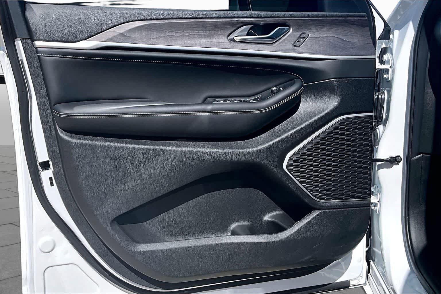 New 2026 Jeep Grand Cherokee Limited AWD/4WD image 10