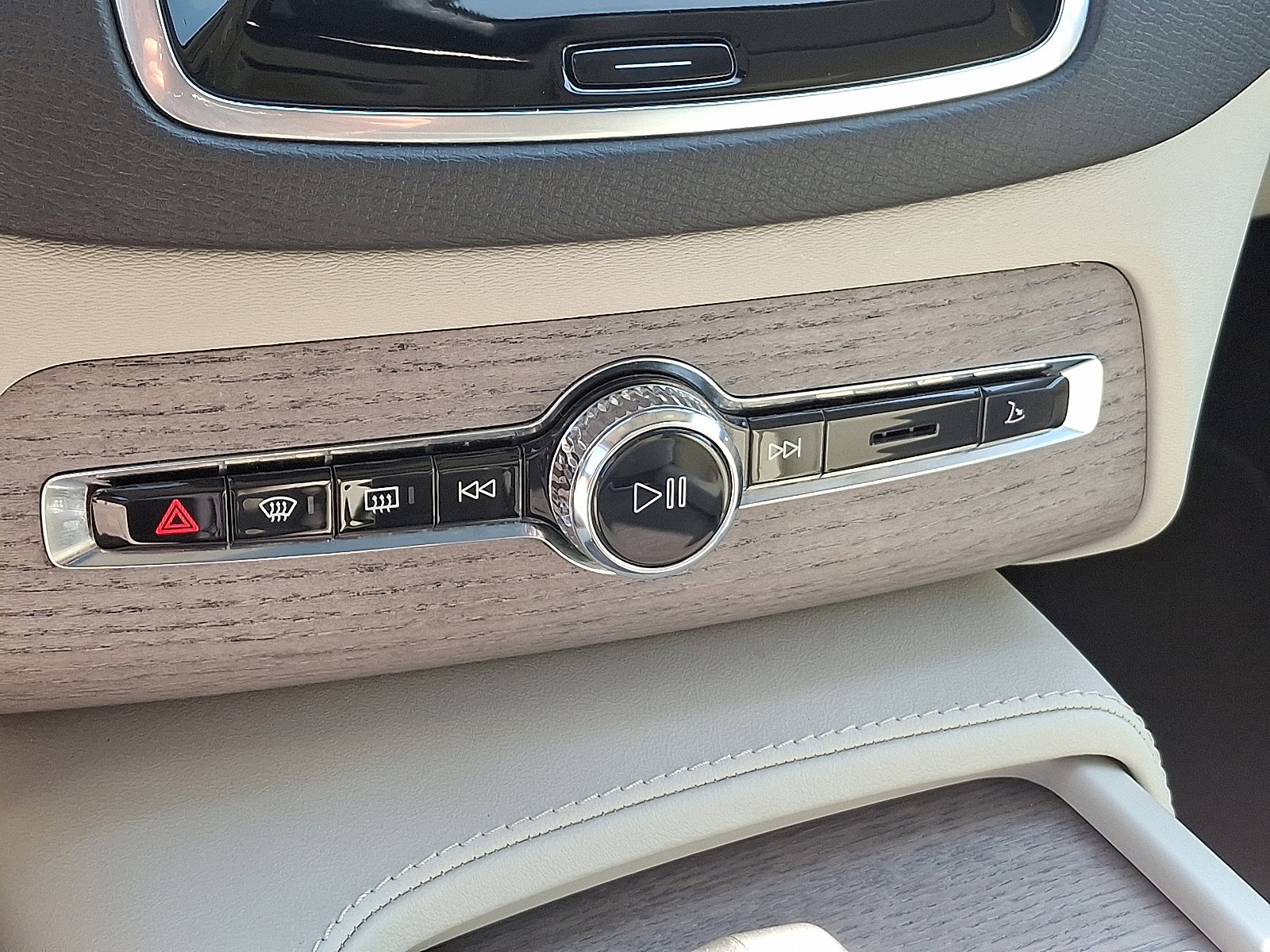 Certified 2024 Volvo XC90 B6 Plus w/ Protection Package image 17