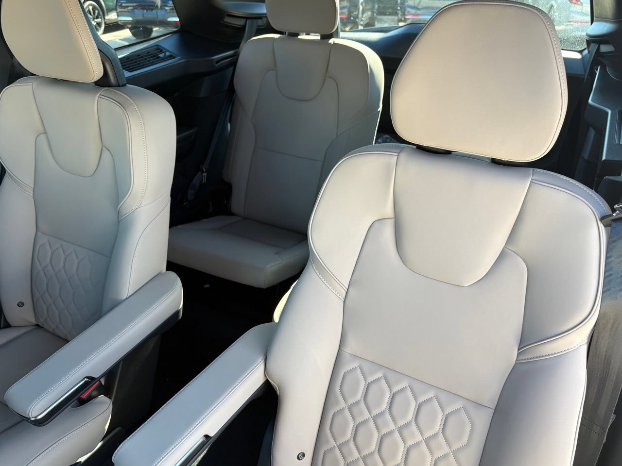 New 2026 Volvo XC90 B6 Plus w/ Protection Package Premier AWD/4WD image 24