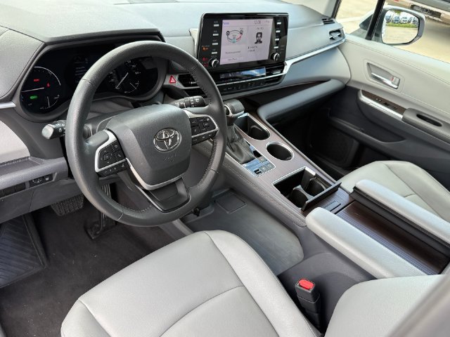 Used 2023 Toyota Sienna XLE FWD image 7