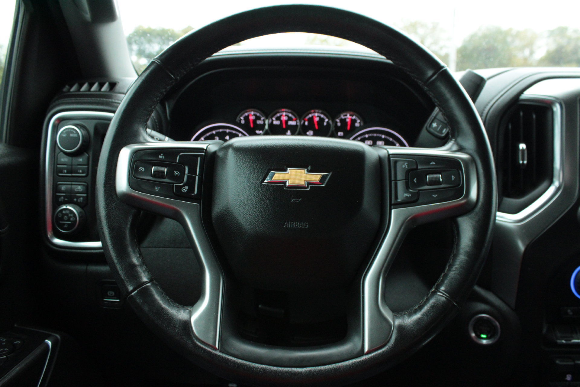 Used 2020 Chevrolet Silverado 1500 LTZ AWD/4WD image 37