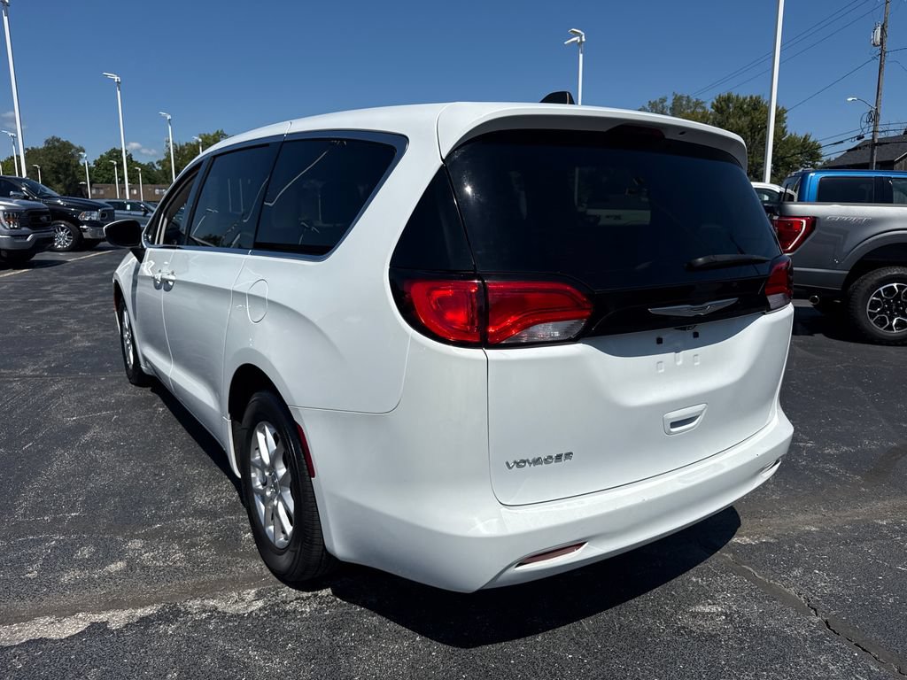 Used 2023 Chrysler Voyager LX FWD image 9