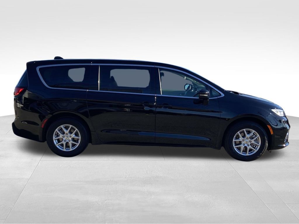 Used 2024 Chrysler Pacifica Touring-L image 2