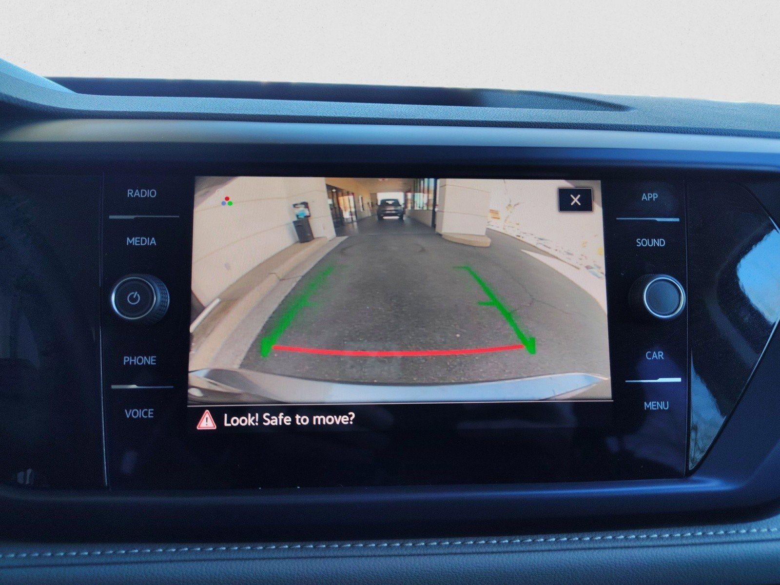 Used 2024 Volkswagen Taos SE w/ Panoramic Sunroof Package image 17