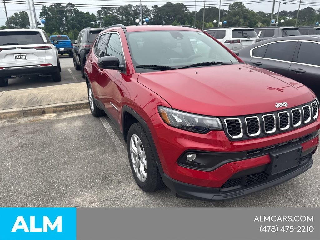 Used 2025 Jeep Compass Latitude AWD/4WD image 4