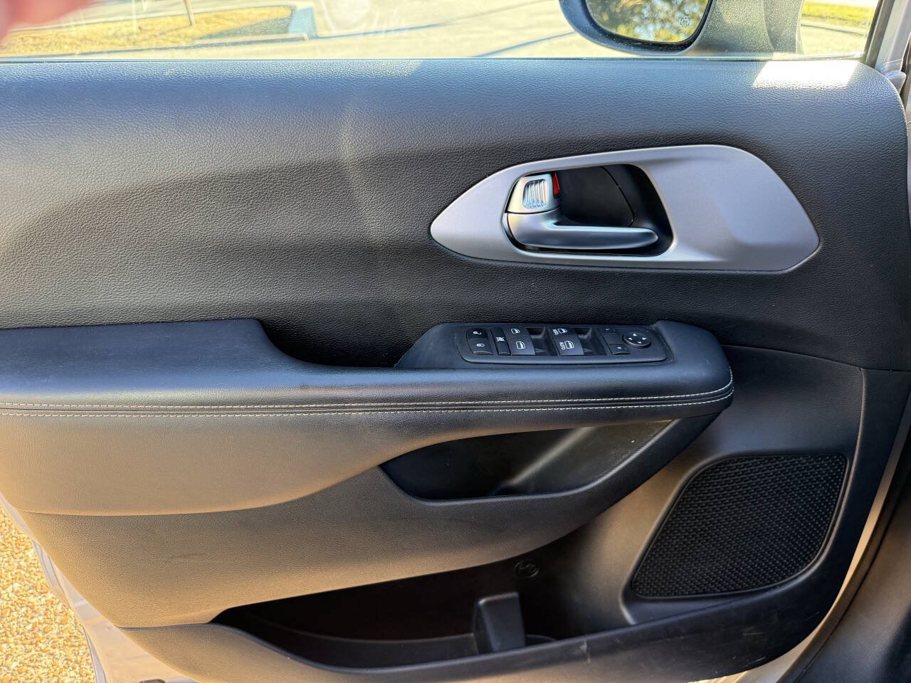 Used 2023 Chrysler Pacifica Touring FWD image 16