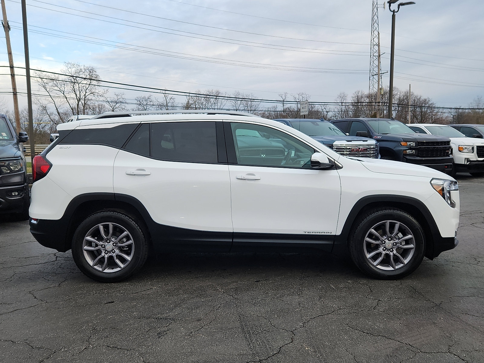 Used 2024 GMC Terrain SLT w/ Infotainment Package II image 7