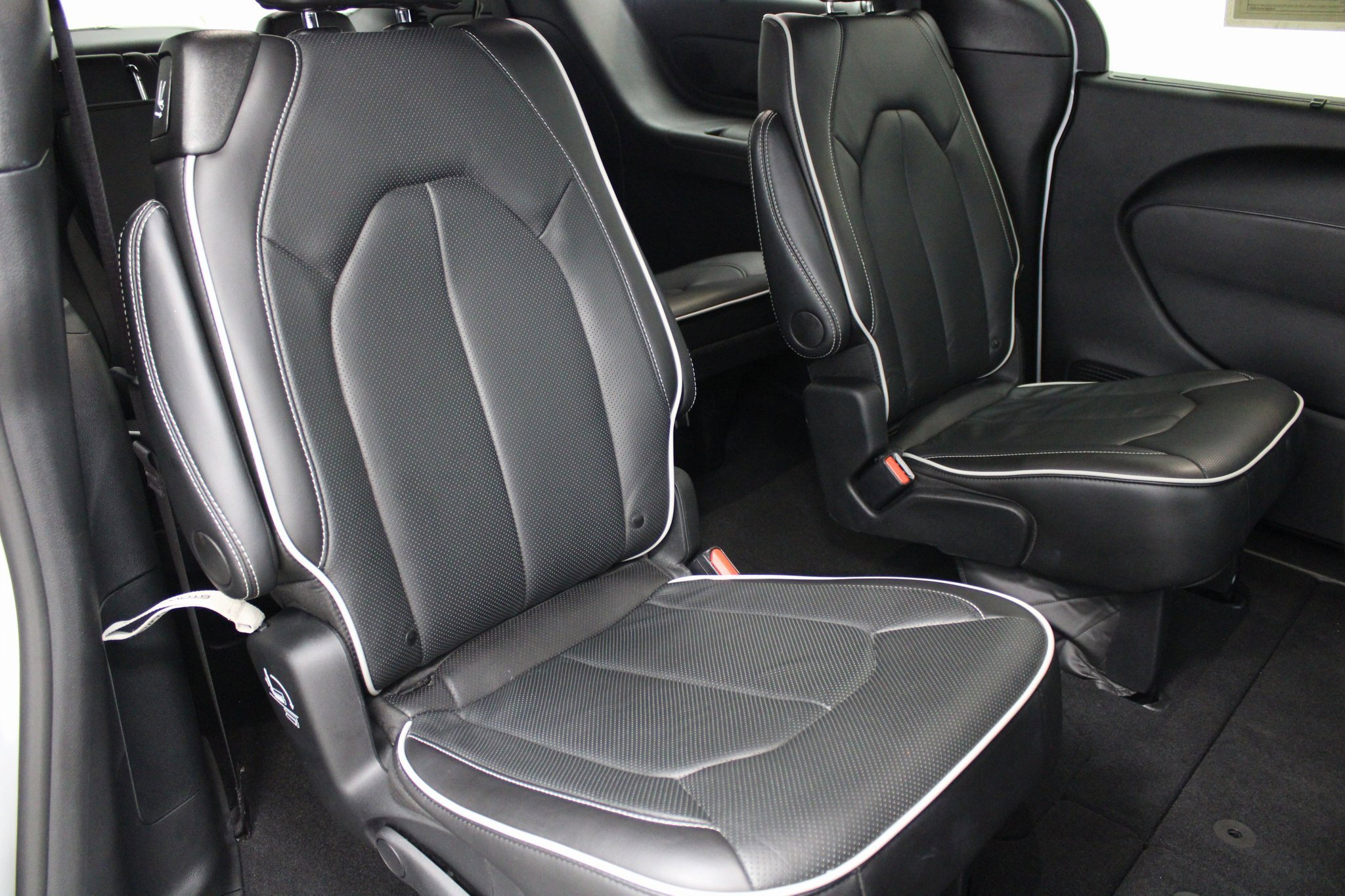 Used 2025 Chrysler Pacifica Limited image 27