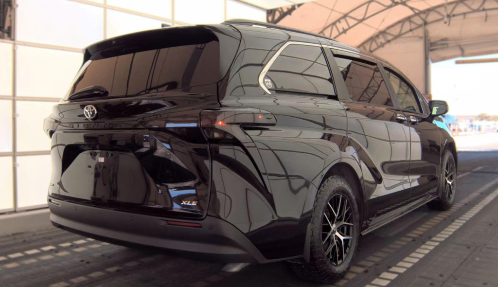 Used 2025 Toyota Sienna XLE FWD image 5