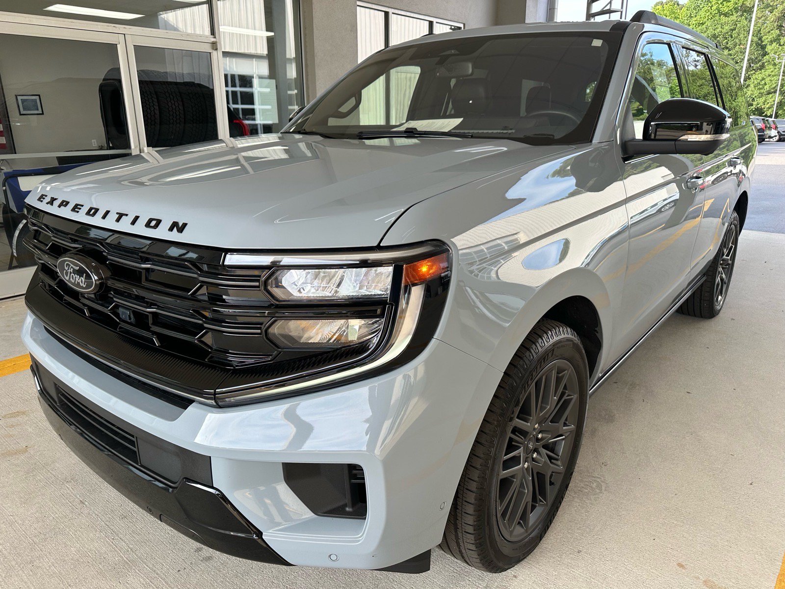 Certified 2025 Ford Expedition Platinum w/ Stealth Performance Package AWD/4WD image 3