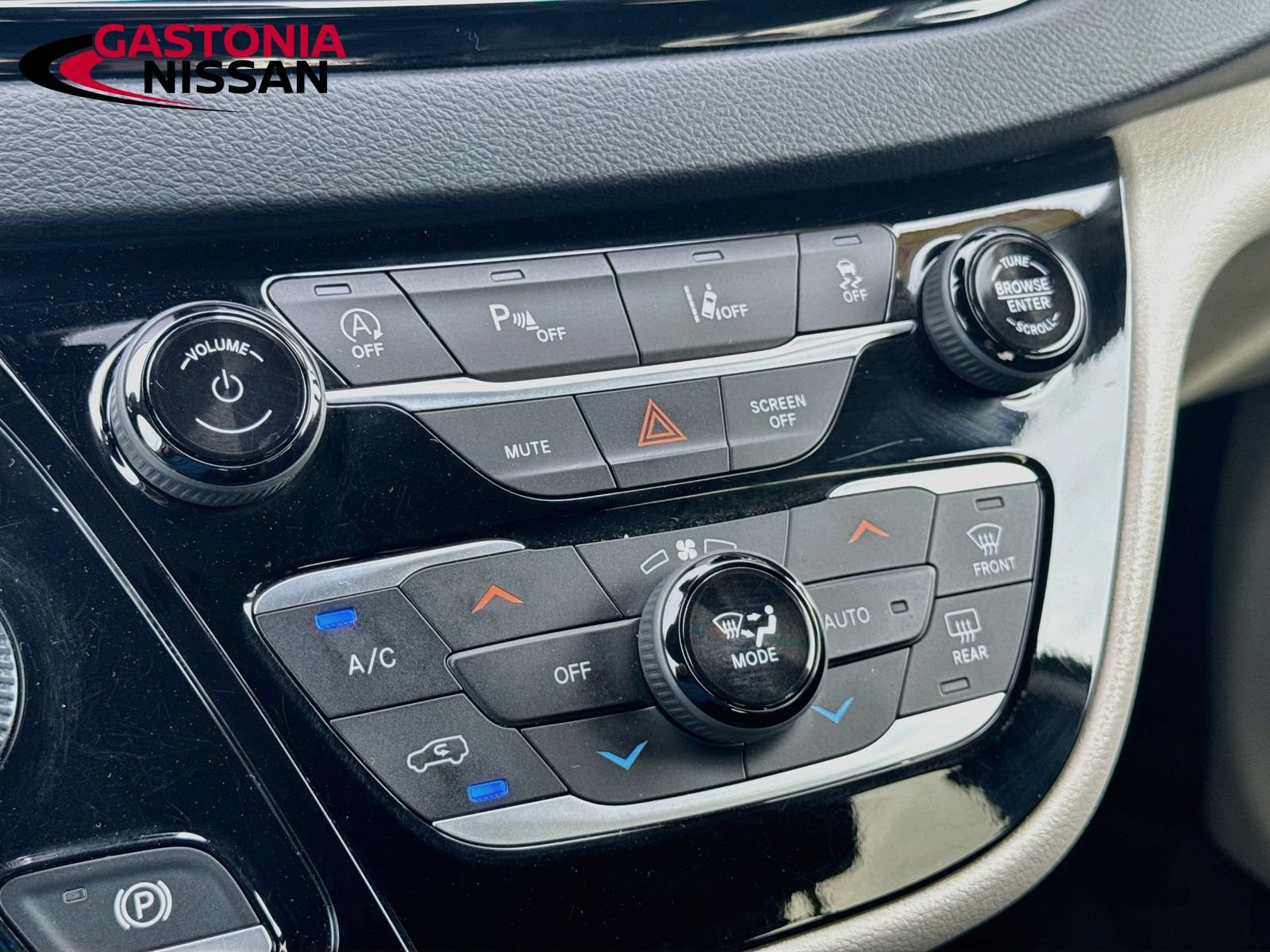 Used 2023 Chrysler Pacifica Touring-L FWD image 18