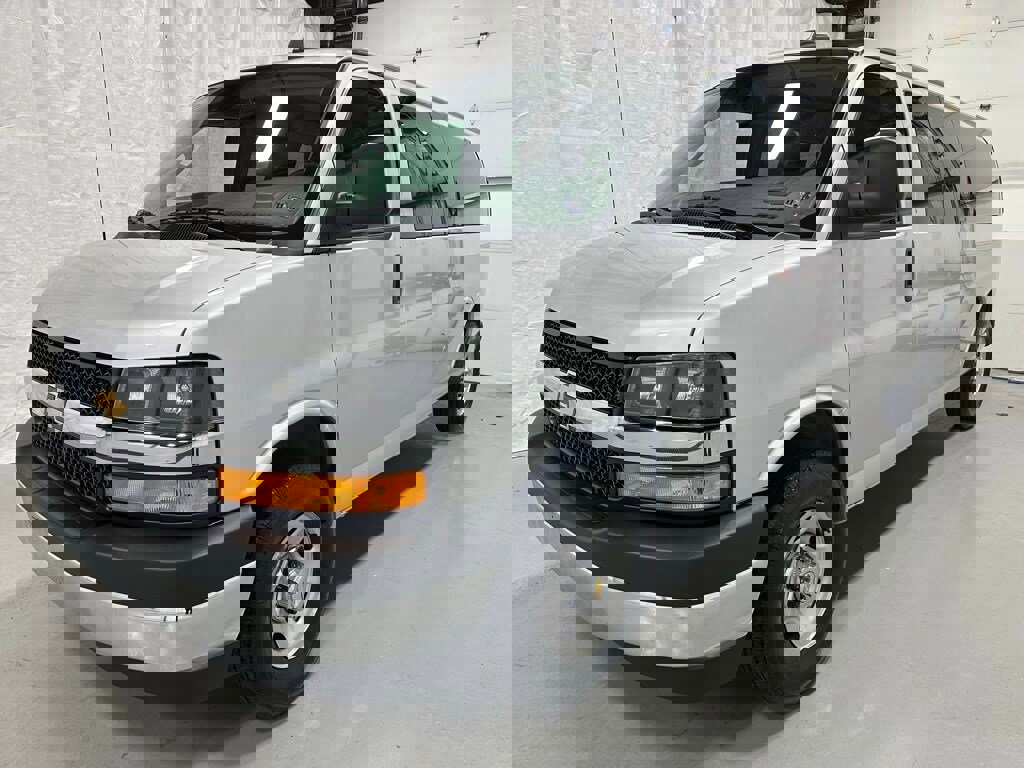 Used 2025 Chevrolet Express 3500 LT w/ LT Preferred Equipment Group image 3