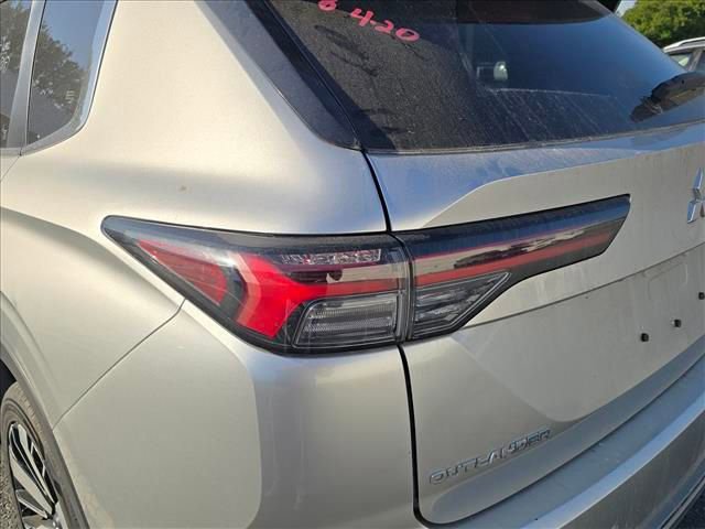 Used 2025 Mitsubishi Outlander SE FWD image 19