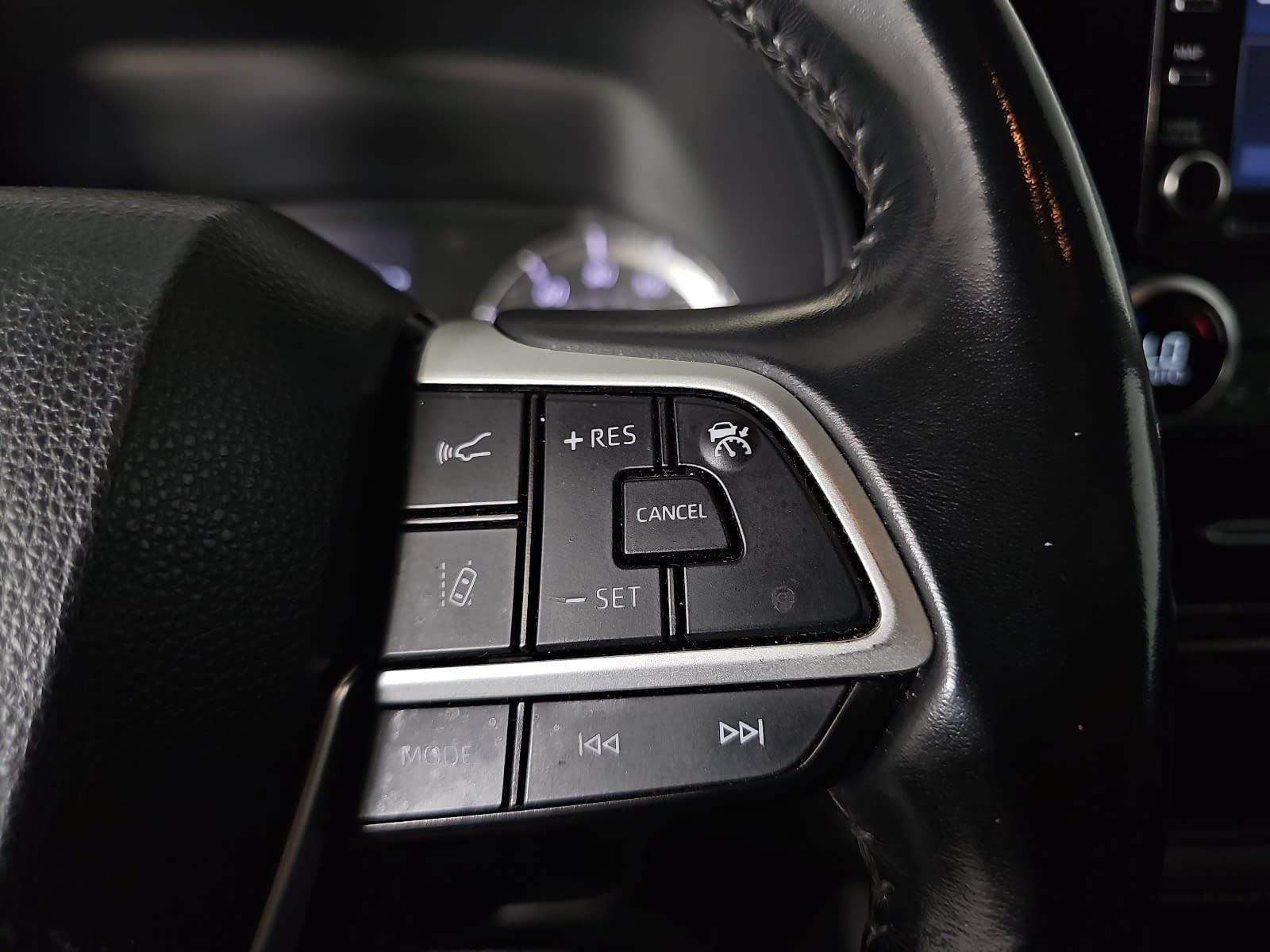 Used 2022 Toyota Highlander LE AWD/4WD image 18