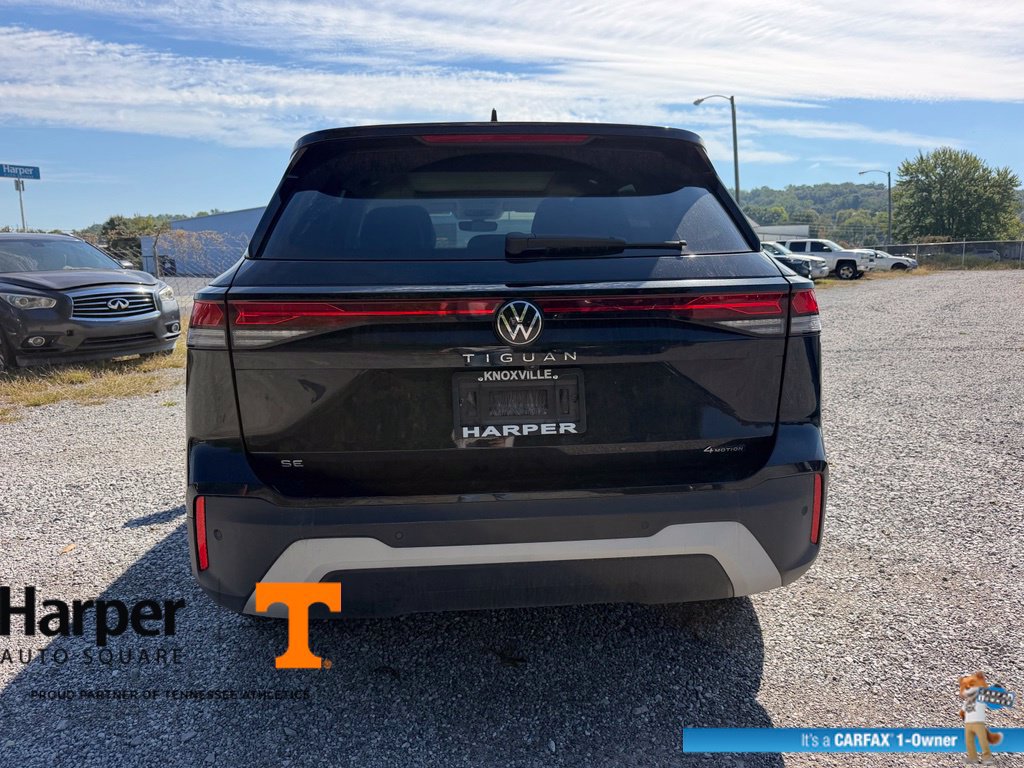 Used 2025 Volkswagen Tiguan SE w/ Panoramic Sunroof Package AWD/4WD image 4