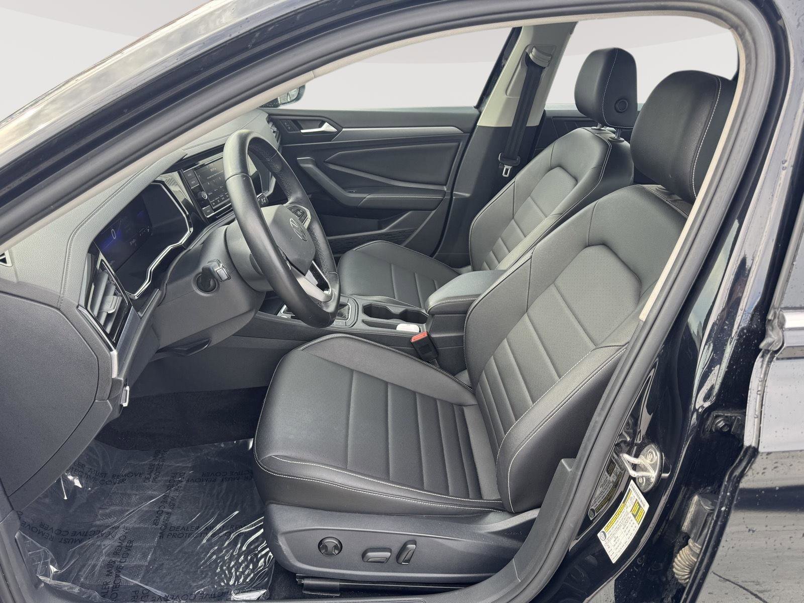 Used 2022 Volkswagen Jetta SE image 2