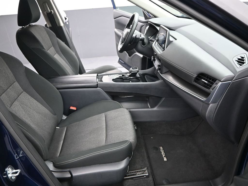 Used 2025 Nissan Rogue SV image 24
