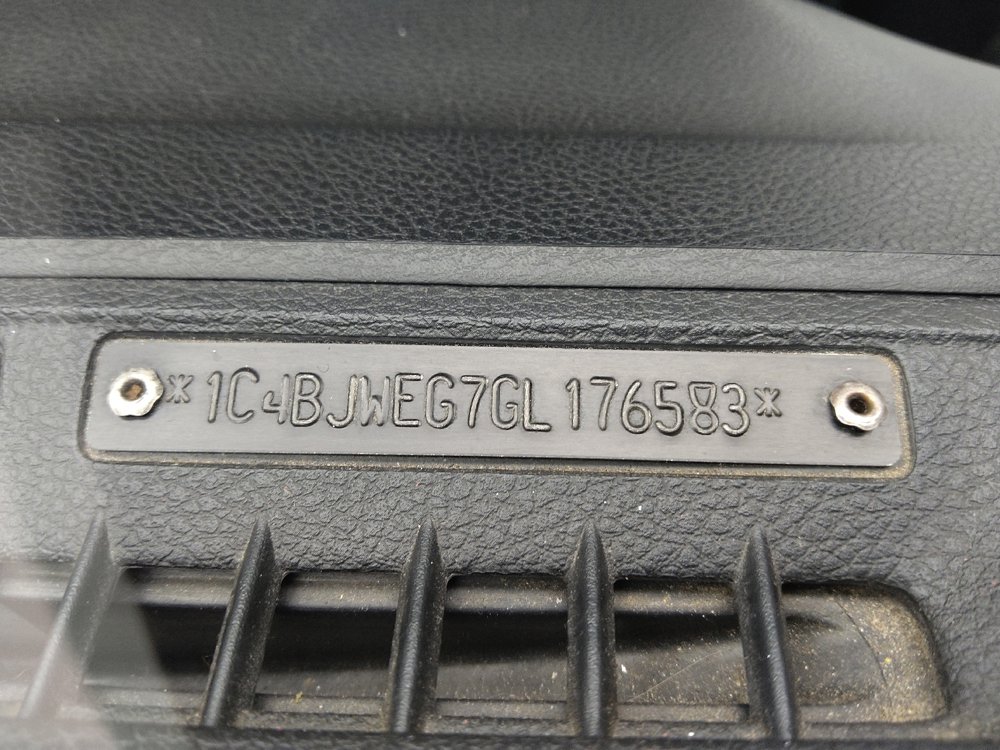 Used 2016 Jeep Wrangler Unlimited Sahara w/ Connectivity Group image 33