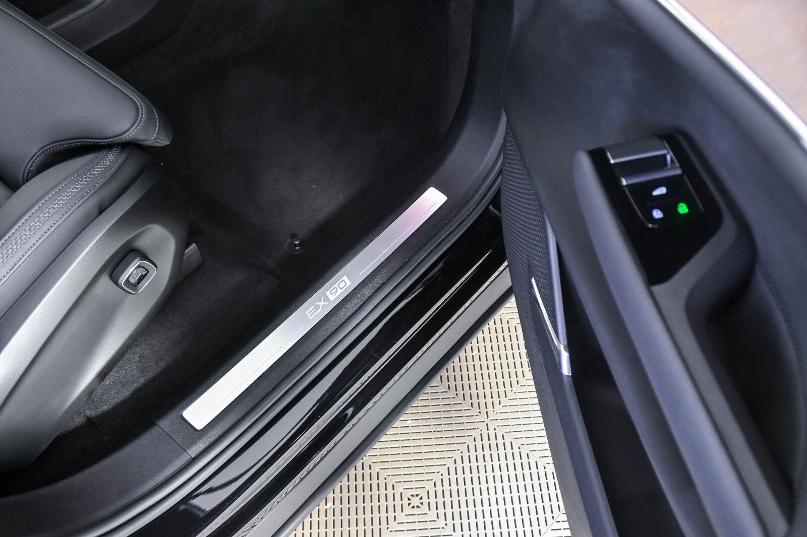 Certified 2025 Volvo EX90 Ultra AWD/4WD image 24