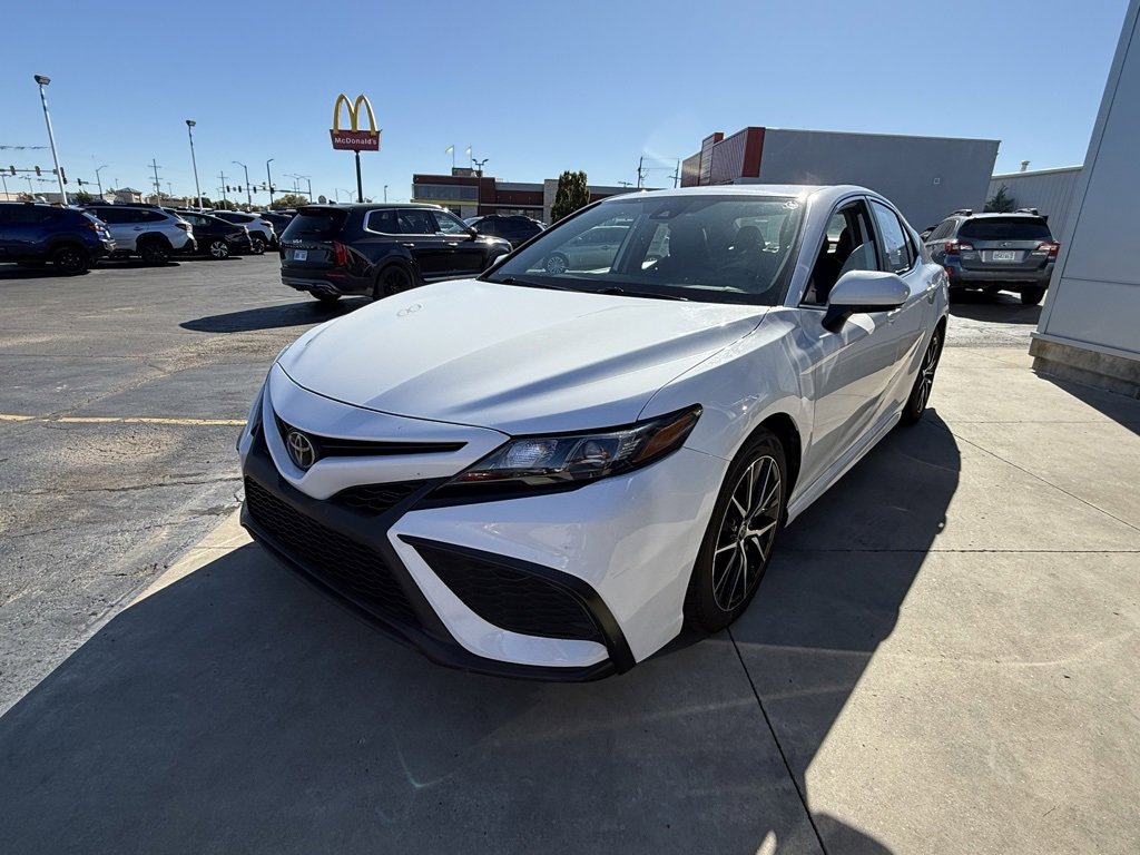 Used 2023 Toyota Camry SE image 4