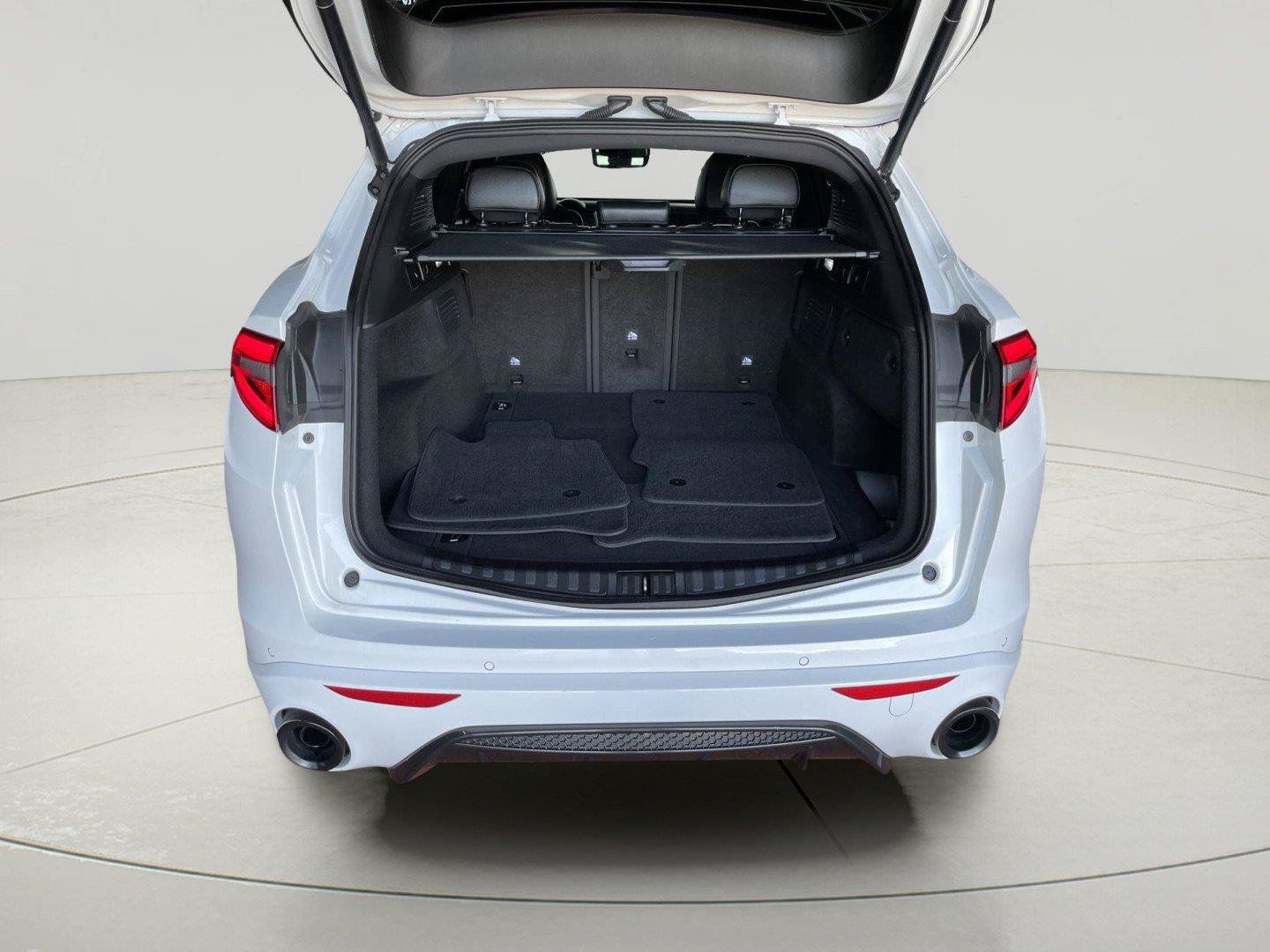 Used 2023 Alfa Romeo Stelvio Veloce AWD/4WD image 9