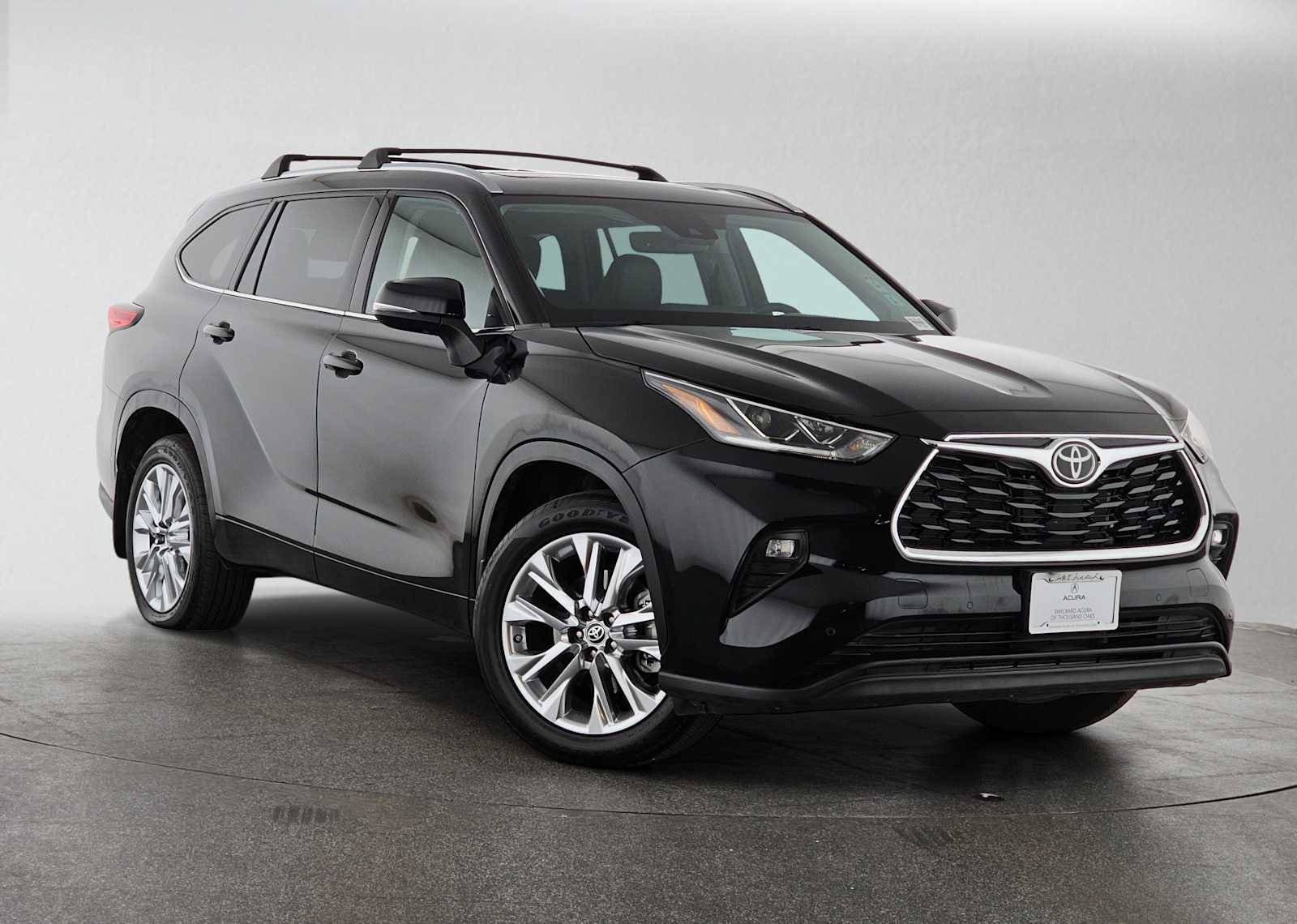 Used 2023 Toyota Highlander Limited FWD image 2