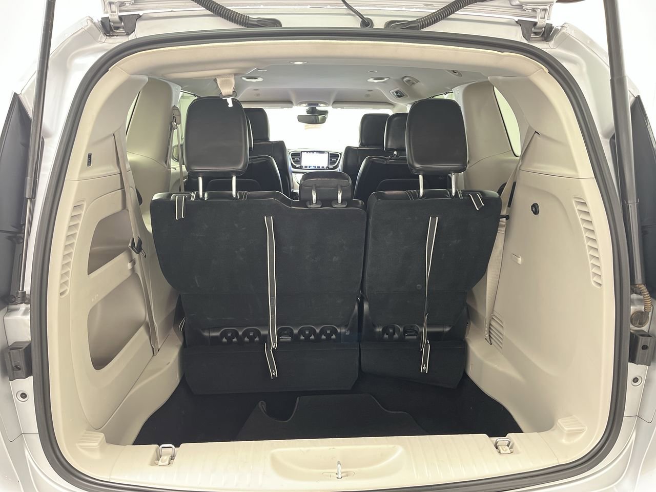 Used 2024 Chrysler Pacifica Touring-L FWD image 28