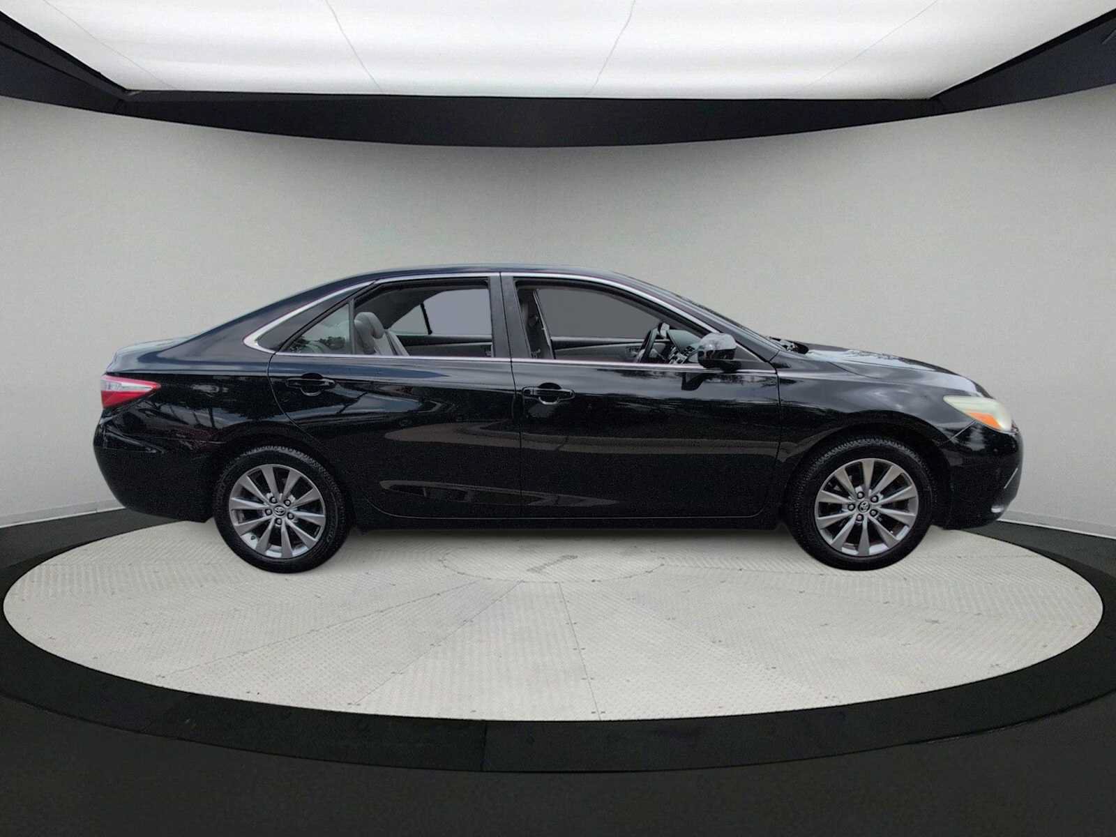 Used 2016 Toyota Camry XLE FWD image 9