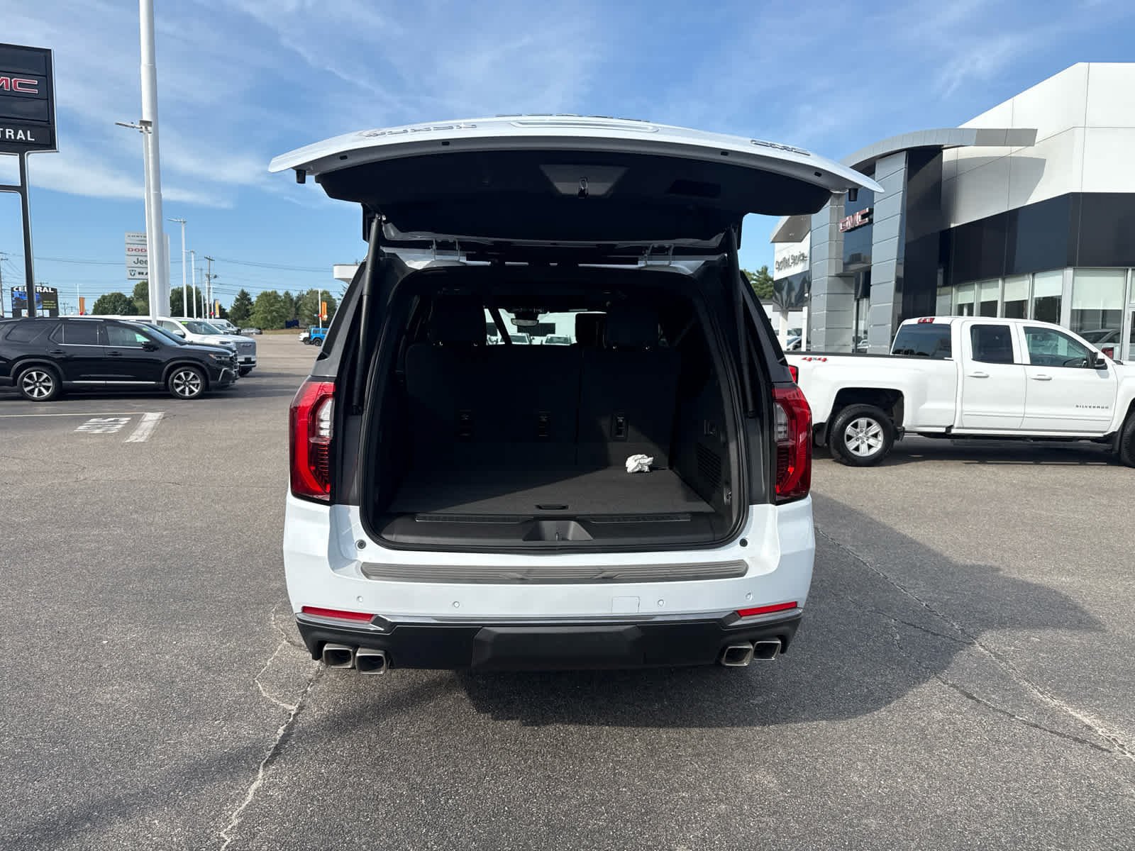 New 2026 GMC Yukon XL Denali Ultimate AWD/4WD image 9