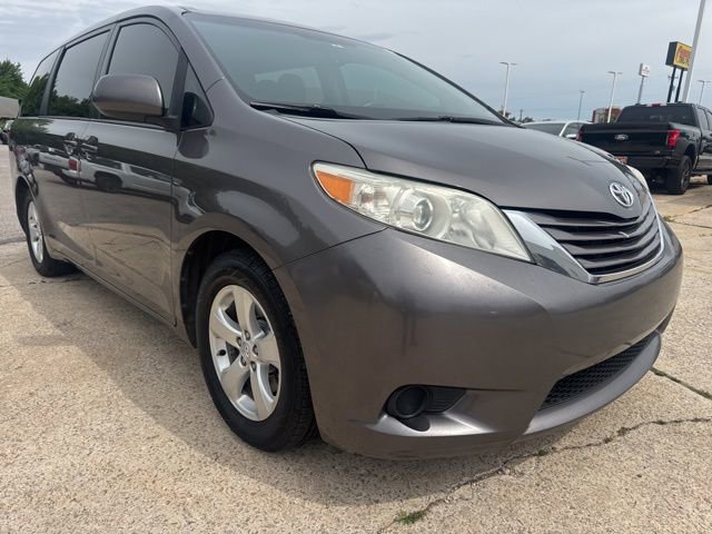 Used 2015 Toyota Sienna LE FWD image 3