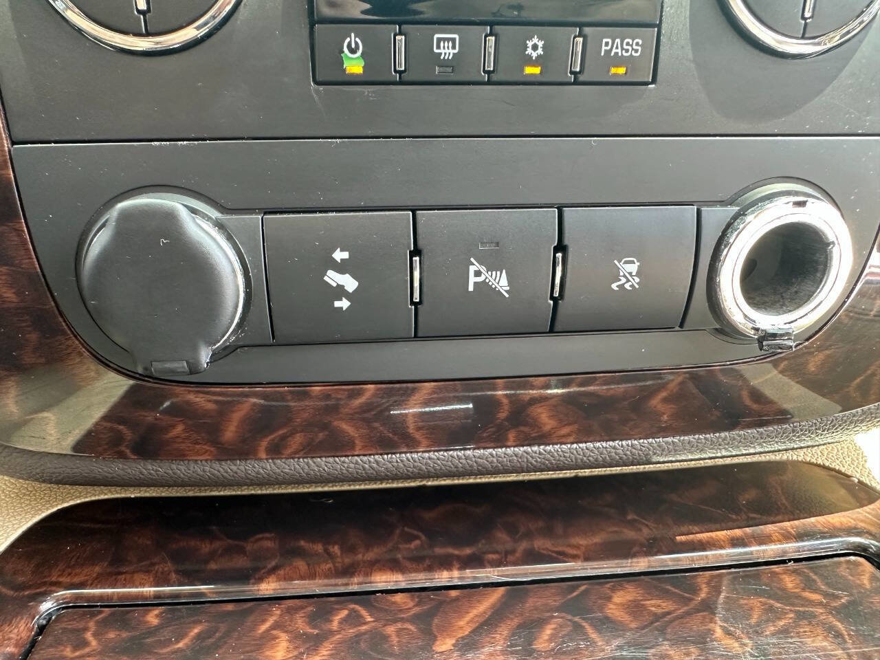 Used 2011 GMC Yukon XL Denali AWD/4WD image 25