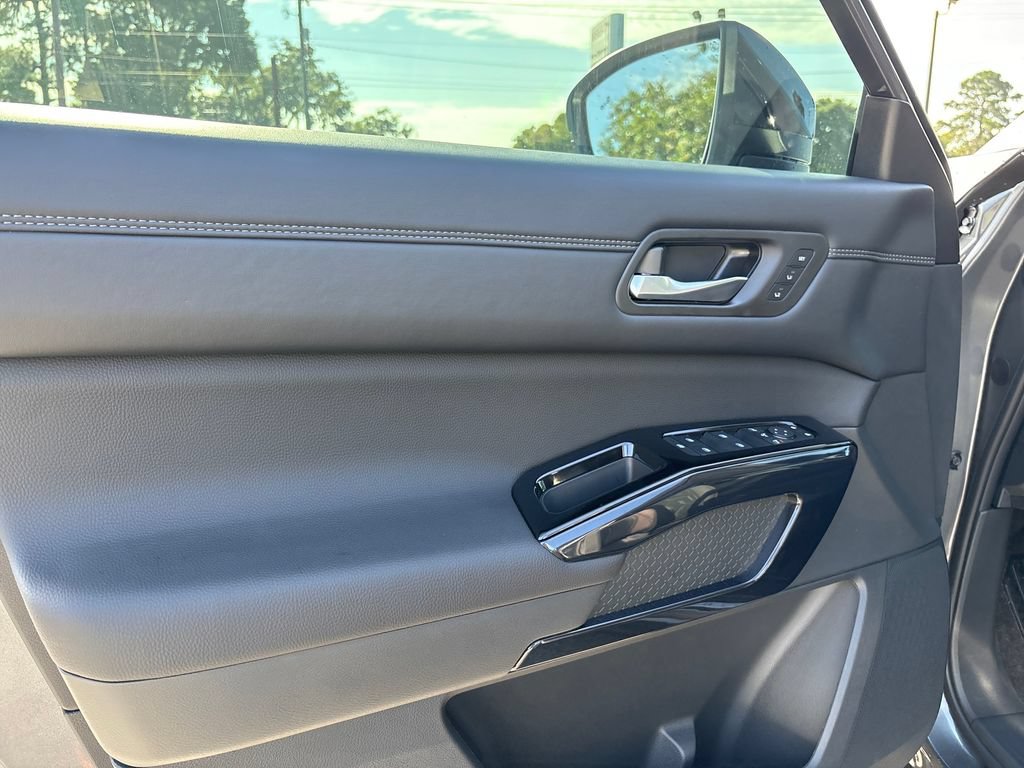 New 2026 Nissan Pathfinder Platinum FWD image 3