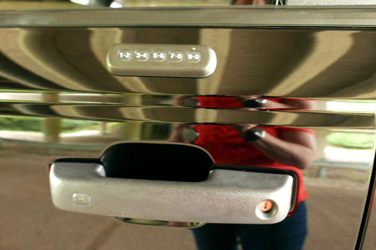 Used 2021 Ford Bronco Badlands image 33