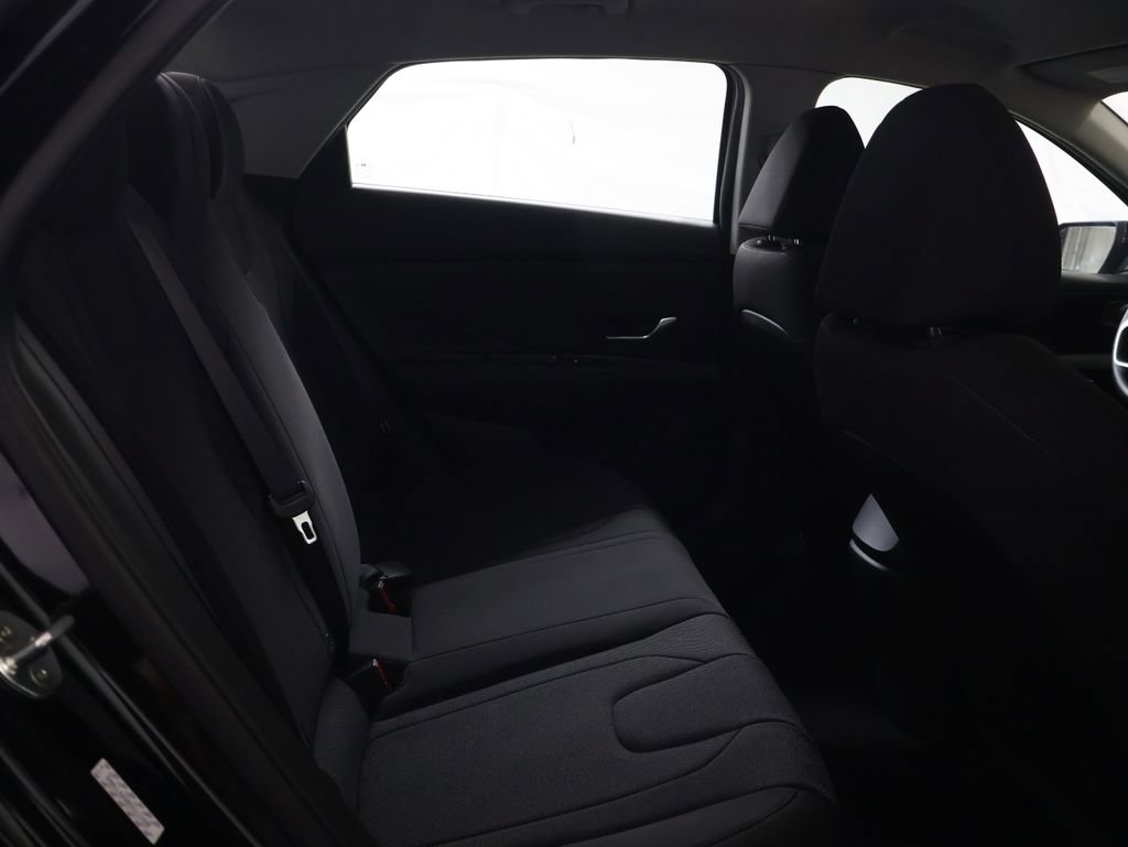 Used 2021 Hyundai Elantra SE w/ Cargo Package image 12